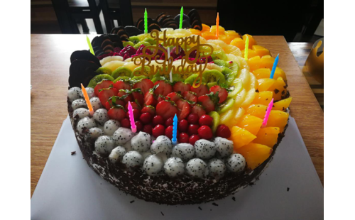 集體生日會，員工樂翻天