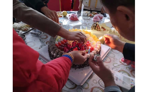 金秋十月，員工集體生日會(huì)送溫暖